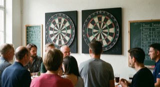 Een dansvloer met houten parket in een sporthal, twee jonge dansers in wedstrijdtenue in gesloten positie onder helder plafondlicht, vanaf de zijkant gefotografeerd.