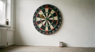 Rolmaat gespannen van de vloer tot het midden van een dartbord aan een witte muur.